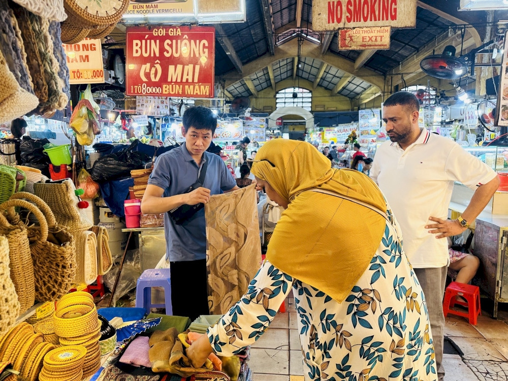 Fashion stalls at Ben Thanh Market always attract many tourists